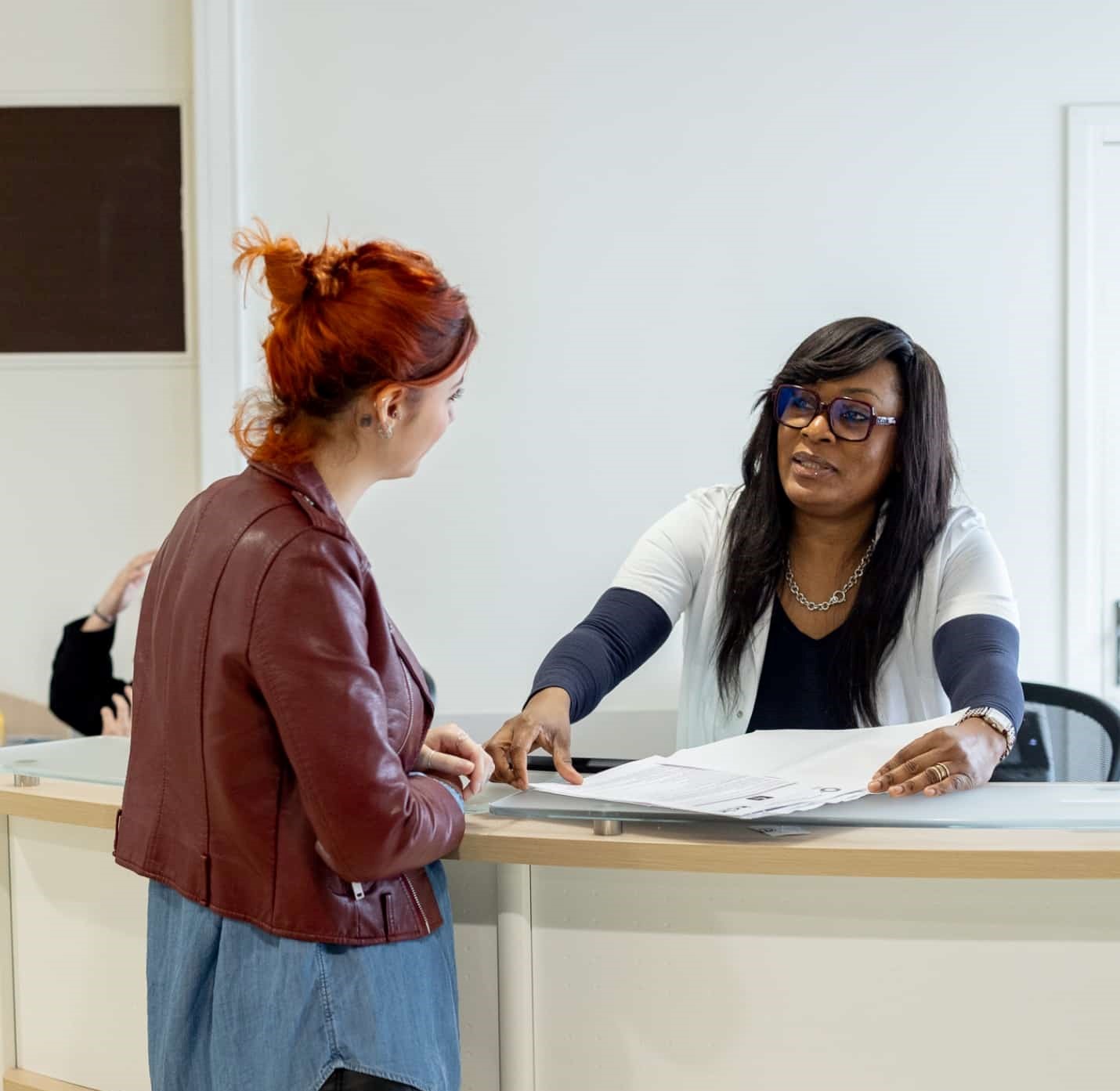Une femme a l accueil parle a une patiente parcours patient | radiologie interventionnelle IMEF
