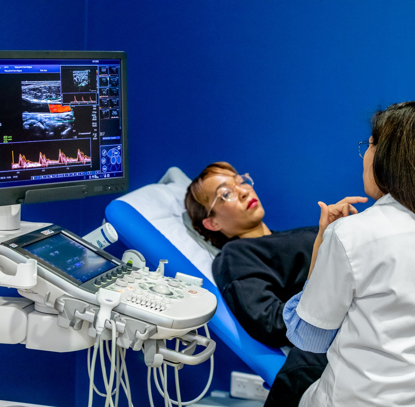 Une patiente allongee se fais une echorgraphie plateau technique | radiologie interventionnelle IMEF