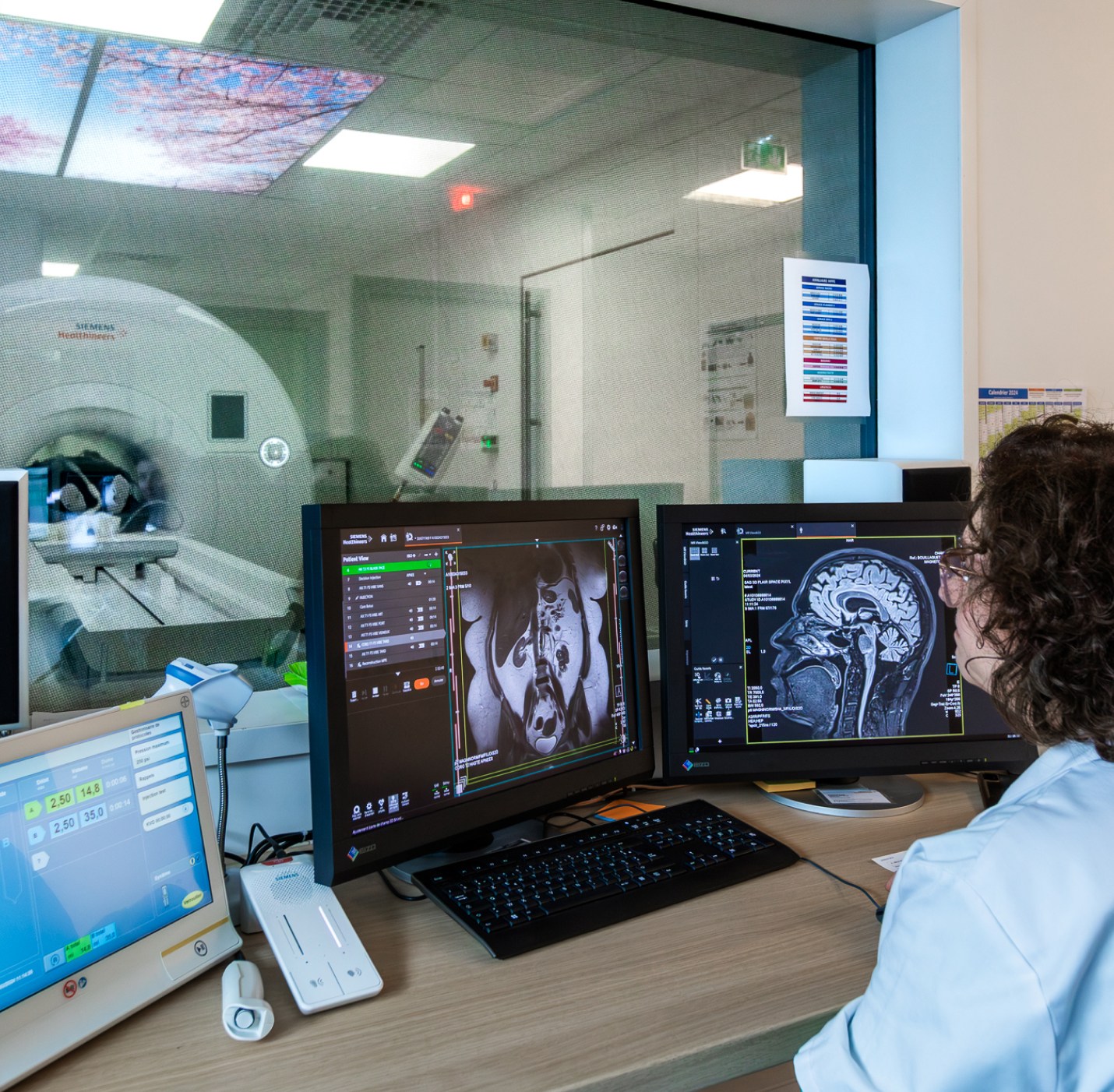 Radiologue analyse des radiographie sur ordinateur plateau technique | radiologie interventionnelle IMEF