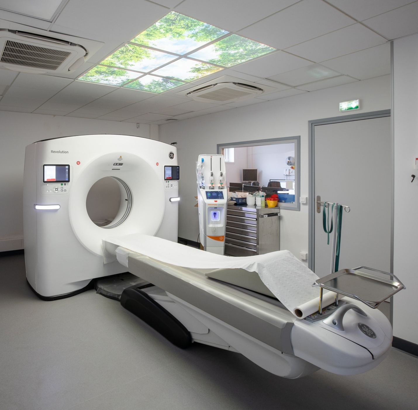 Salle de radiologie avec un scanner plateau technique | radiologie interventionnelle IMEF