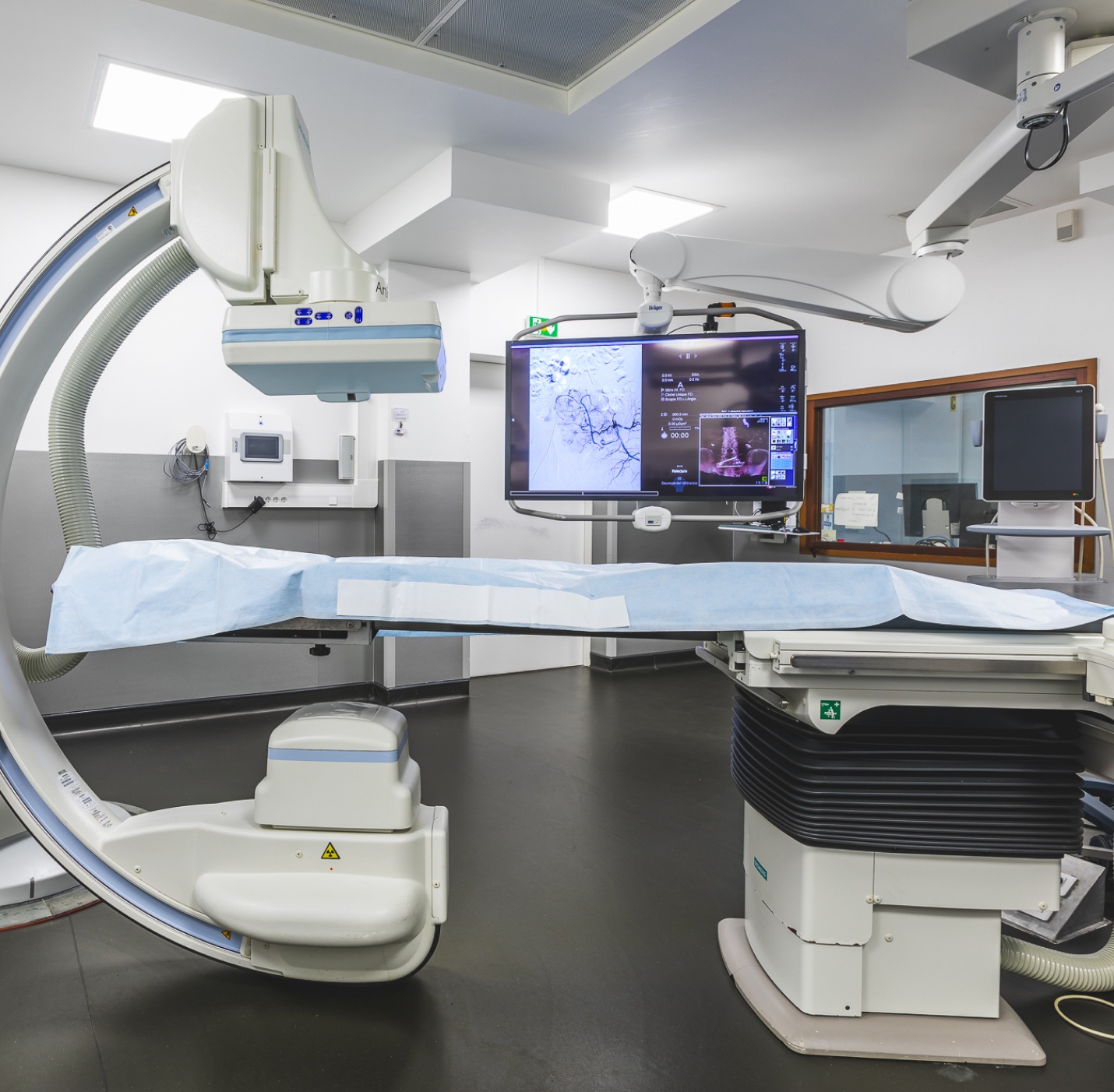 Salle de radiologie avec un scanner plateau technique | radiologie interventionnelle IMEF