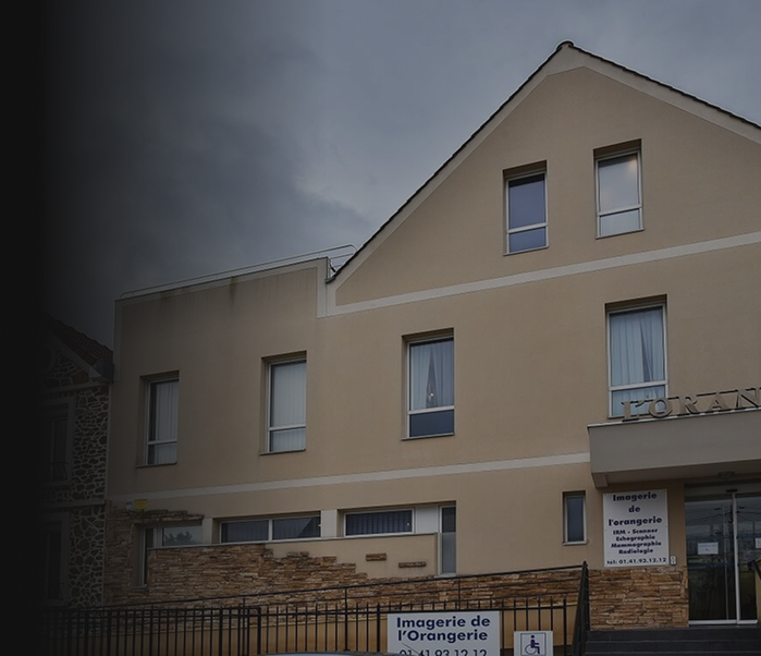 Salle d’imagerie interventionnelle du Centre de l’Orangerie avec équipement radiologique avancé.