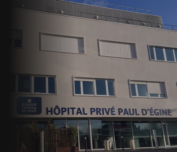 Salle d’imagerie interventionnelle endovasculaire à l’Hôpital Privé Paul d’Égine.